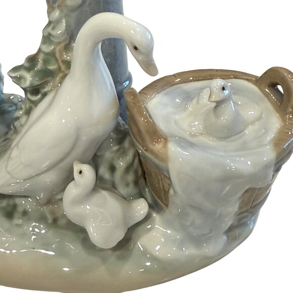 Lladro Figurine Summer on the Farm 5285 Girl at Water Pump with Ducks & Basket - Picture 4 of 16